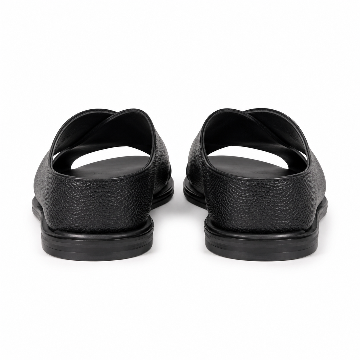 Vue arrière des sandales en cuir noir.