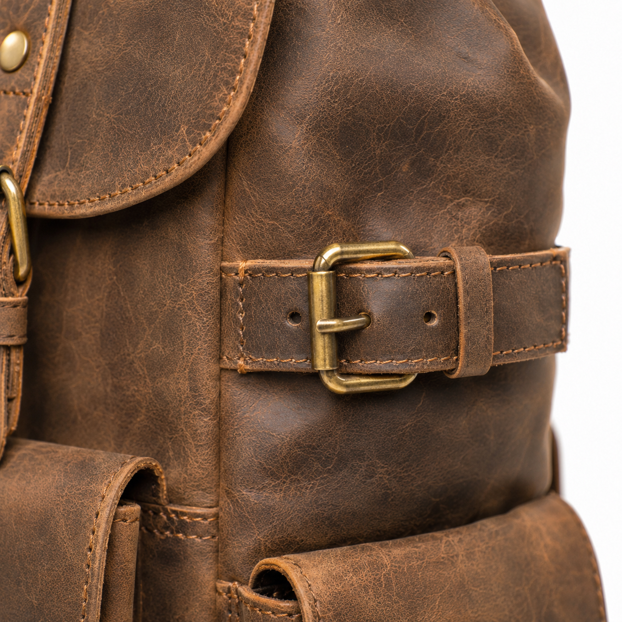 Intérieur spacieux du sac à dos en cuir.
