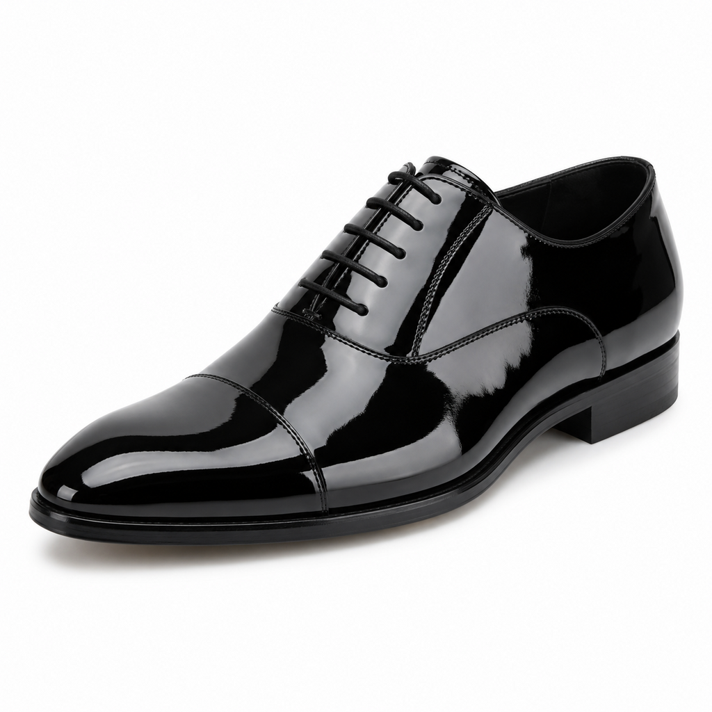 Chaussure habillée en cuir verni noir vue de côté