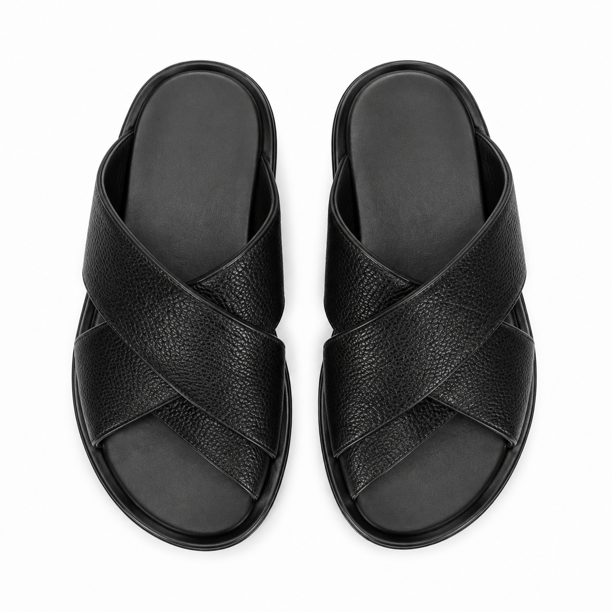 Détails du cuir croisé des sandales.