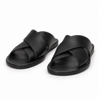 Vue latérale des sandales en cuir noir croisé.