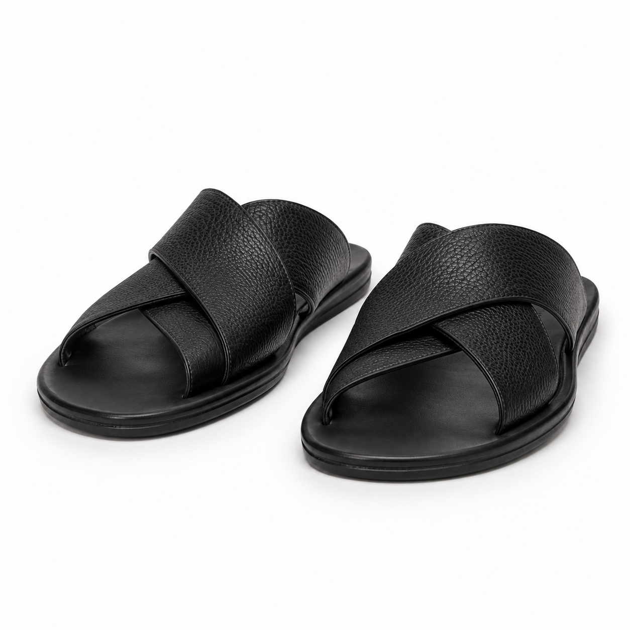 Vue latérale des sandales en cuir noir croisé.