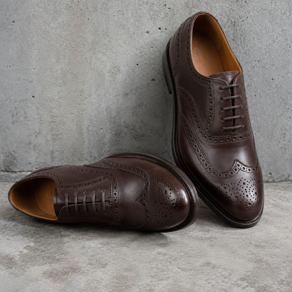 Détail des perforations brogue sur la chaussure