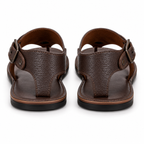 Sandales élégantes pour homme en cuir marron.