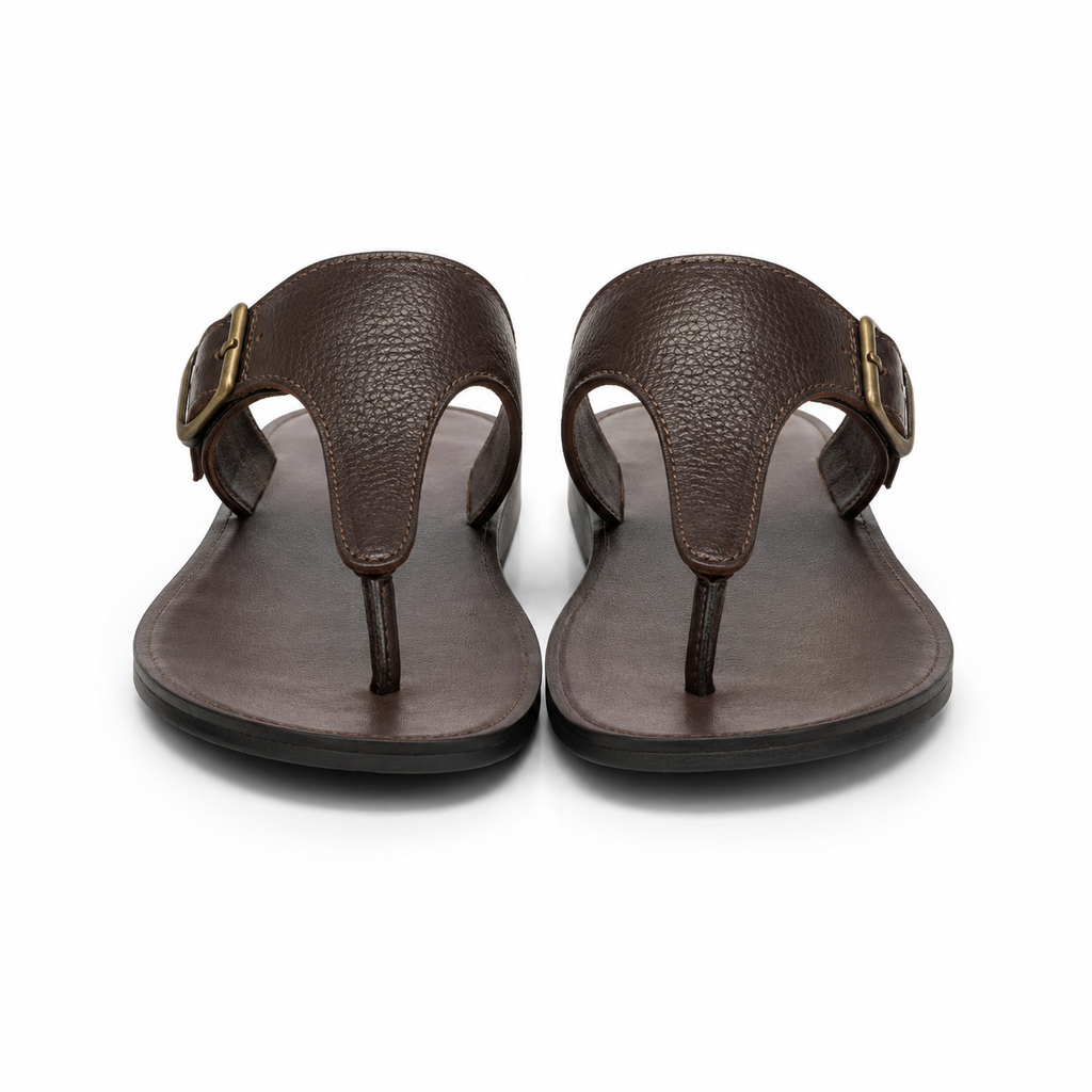 Sandales en cuir marron avec boucle vue de face.