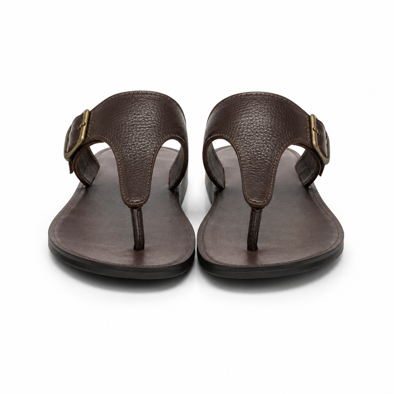 Sandales en cuir marron avec boucle vue de face.