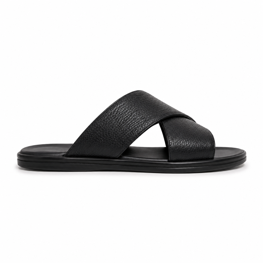 Semelle intérieure des sandales en cuir noir.