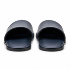 Sandales en cuir synthétique pour usage quotidien.