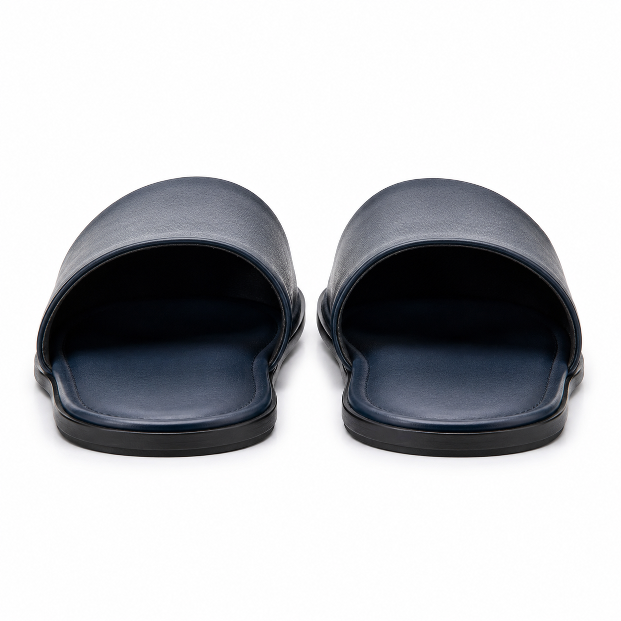 Sandales en cuir synthétique pour usage quotidien.