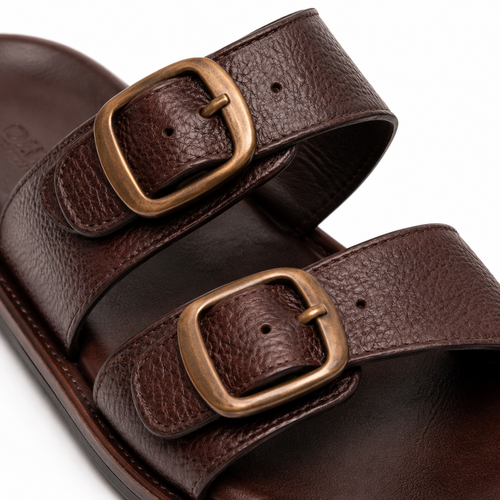Sandales en cuir marron portées avec un pantalon