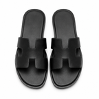 Détail de la sangle en cuir noir.
