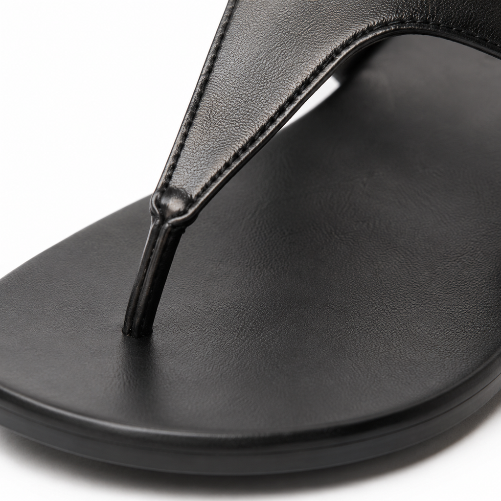 Sandales en cuir noir sur fond blanc