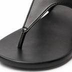 Sandales en cuir noir sur fond blanc