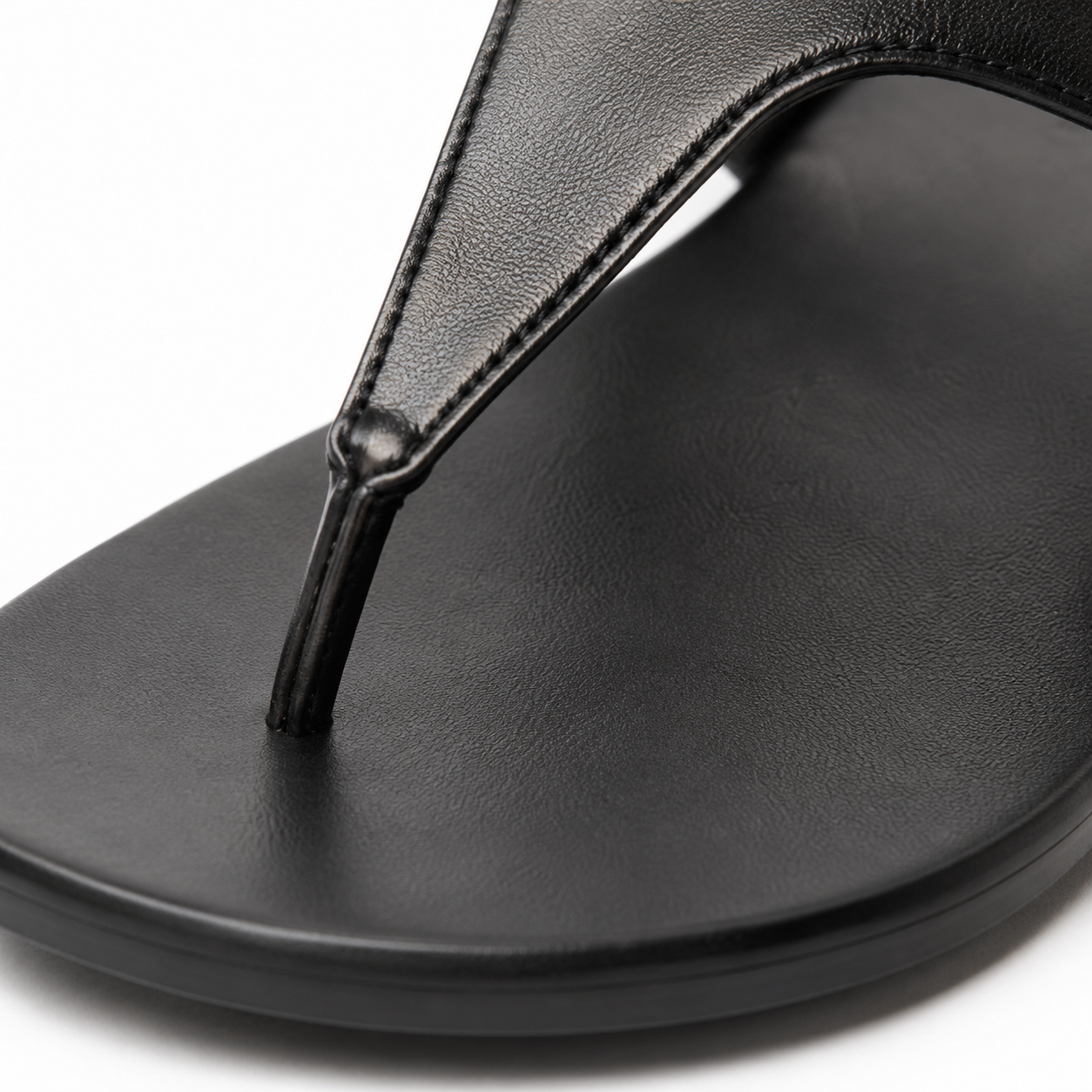 Sandales en cuir noir sur fond blanc
