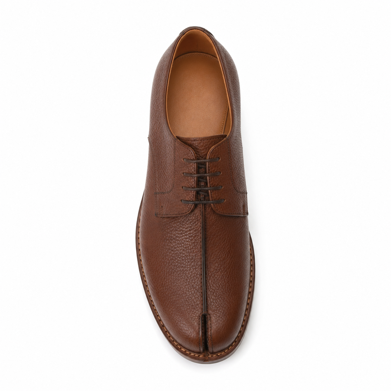 Détail du cuir grainé de la chaussure Derby marron