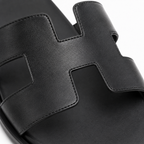 Sandales en cuir noir avec design minimaliste.