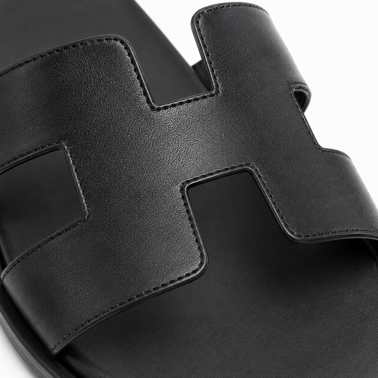 Sandales en cuir noir avec design minimaliste.