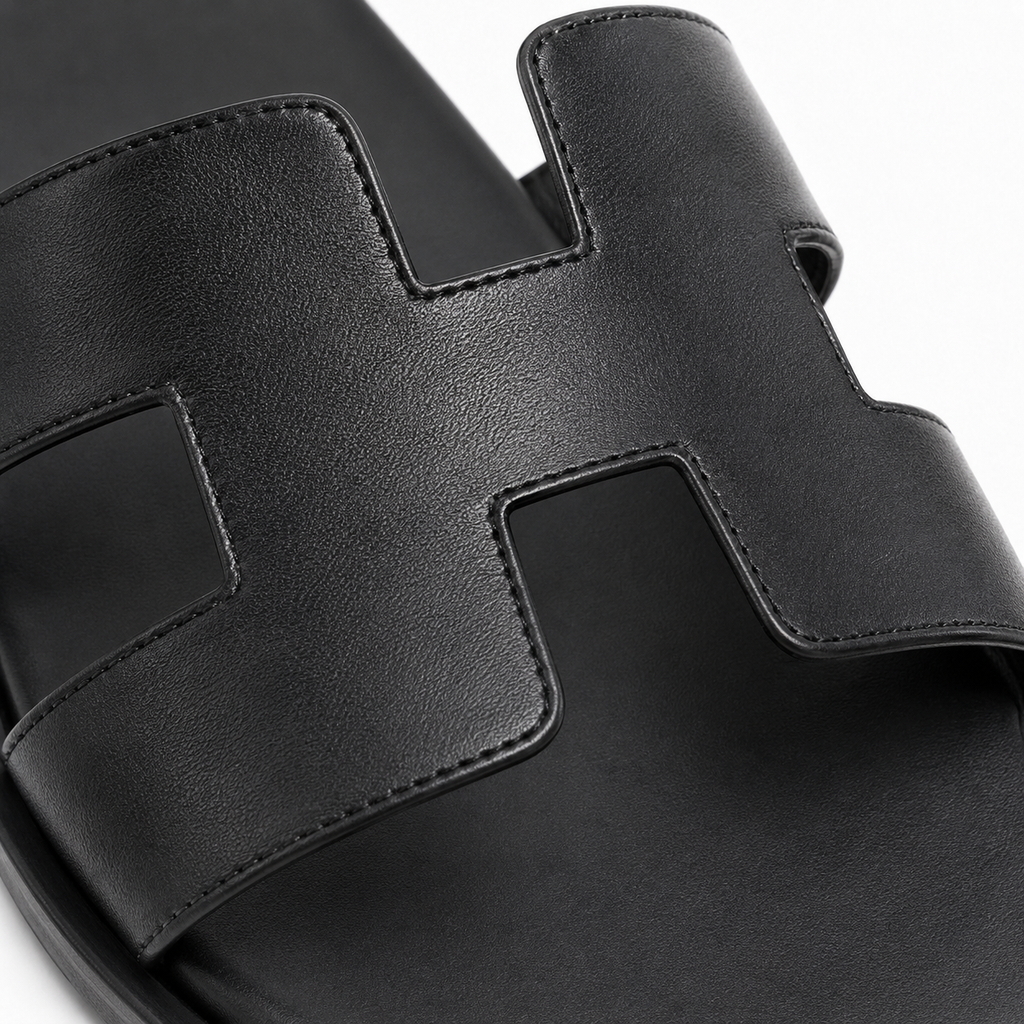 Sandales en cuir noir pour hommes sur fond blanc