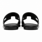 Détails de la sangle des sandales en cuir noir