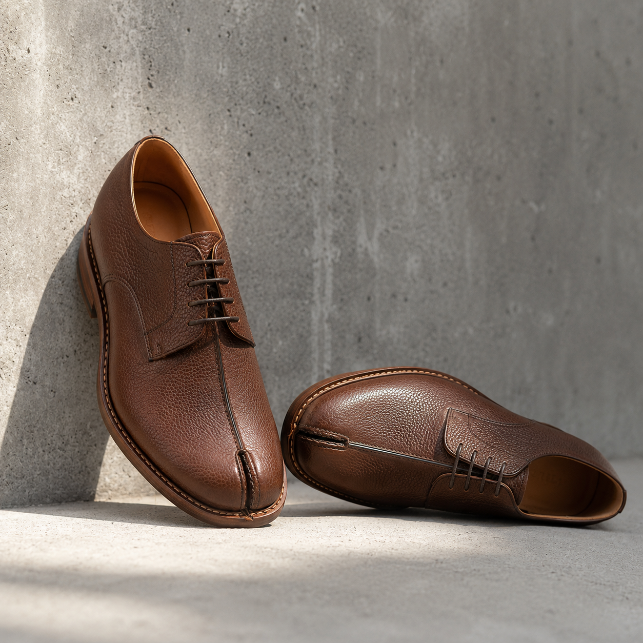 Chaussure Derby en cuir grainé marron vue de face