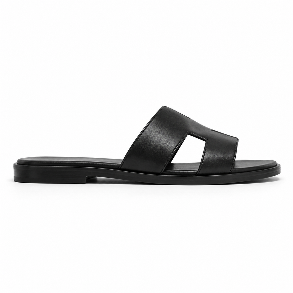 Vue latérale des sandales en cuir noir.