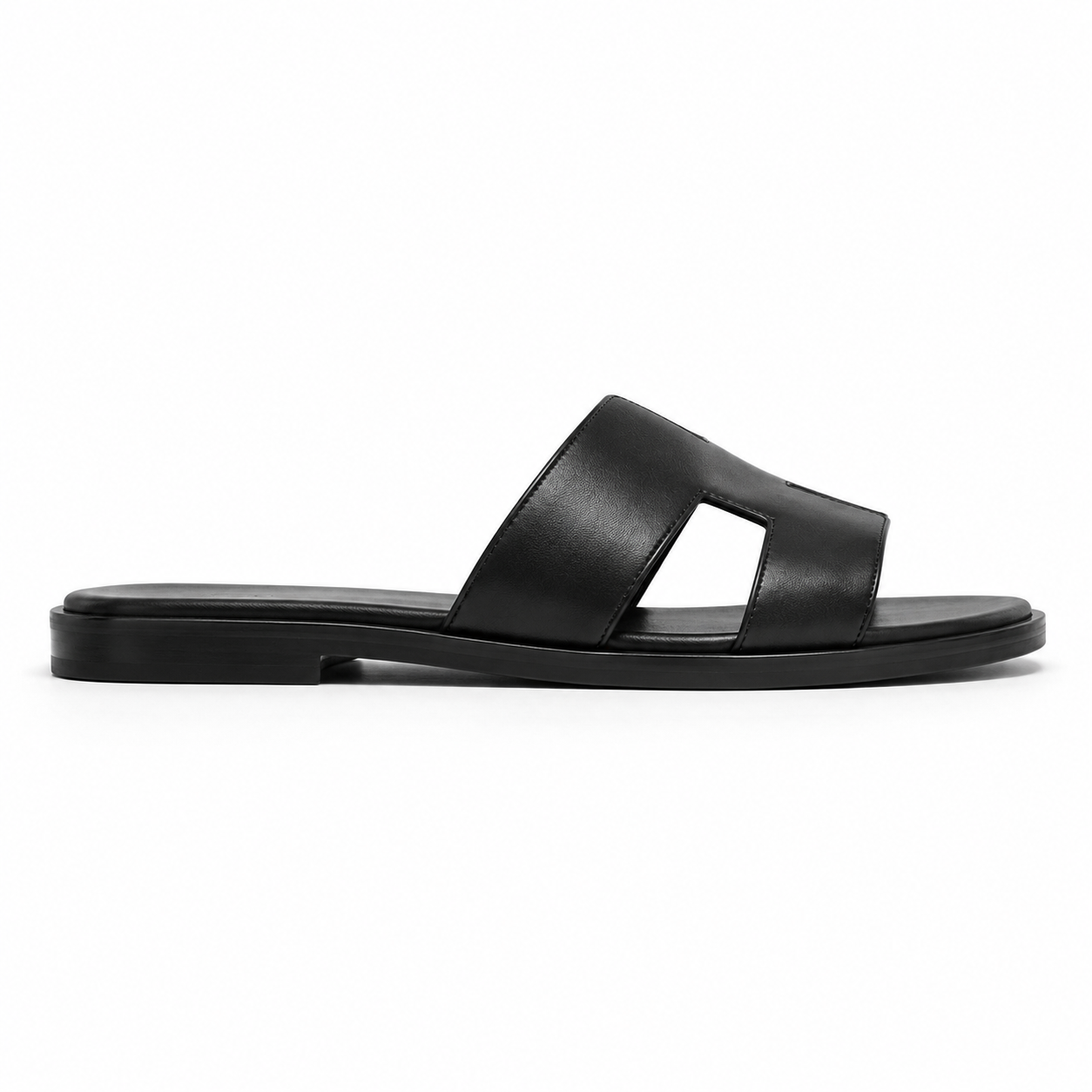 Vue latérale des sandales en cuir noir.